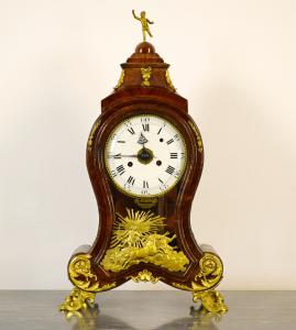 Orologio da tavolo, con suoneria e sveglia, in legno di viola e applicazioni in bronzo dorato, XVIII secolo, Epoca Luigi XV